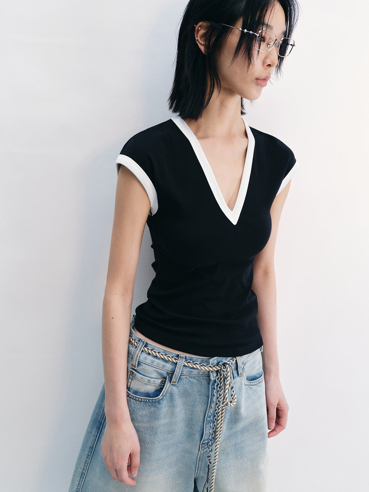 Contrast V-Neck Fit Tee