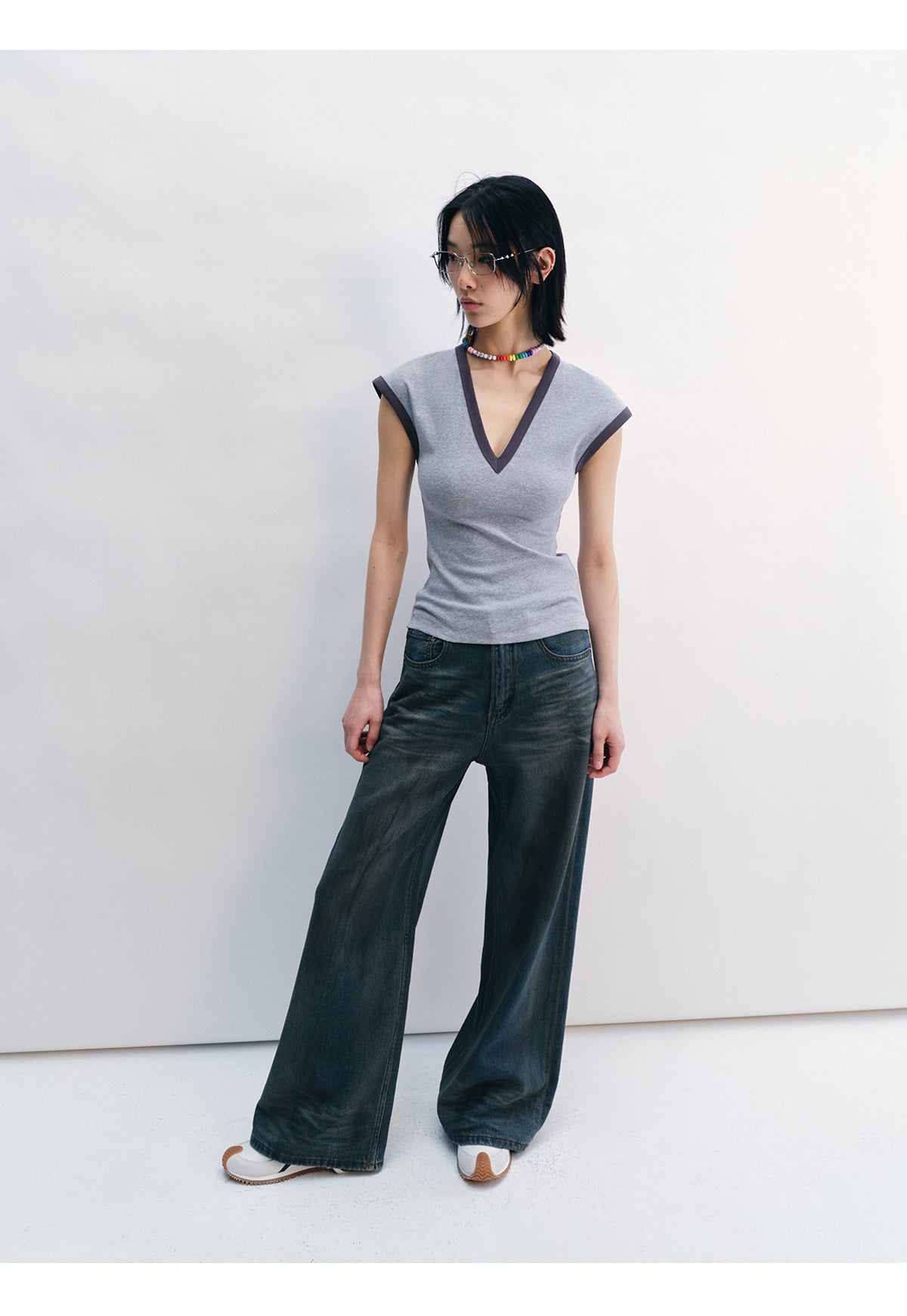 Contrast V-Neck Fit Tee