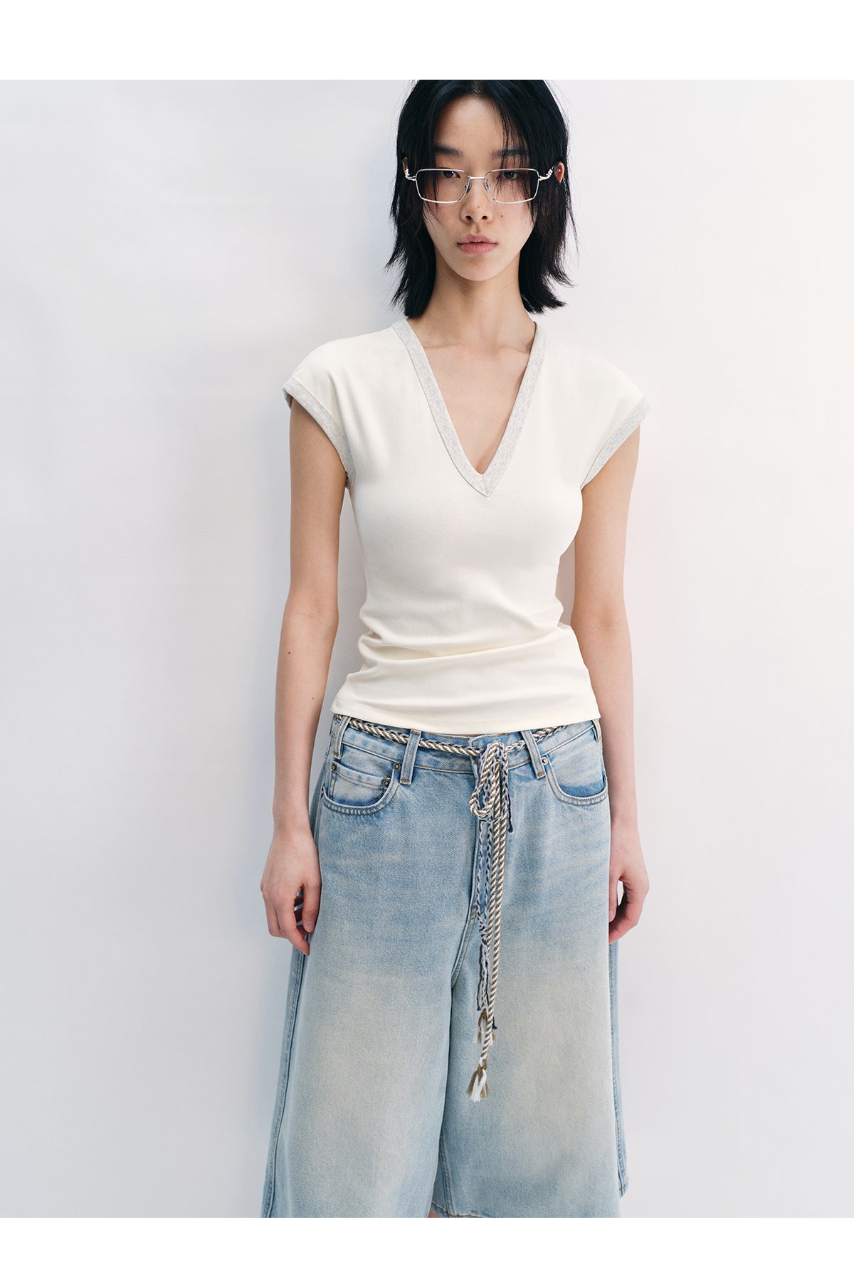 Contrast V-Neck Fit Tee