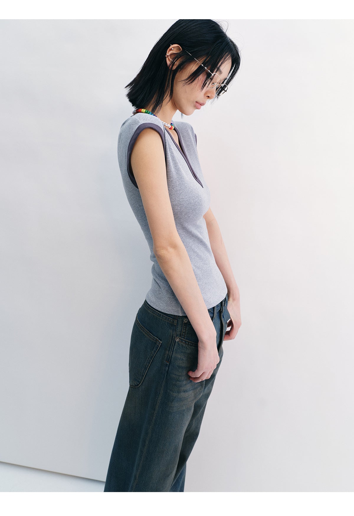 Contrast V-Neck Fit Tee