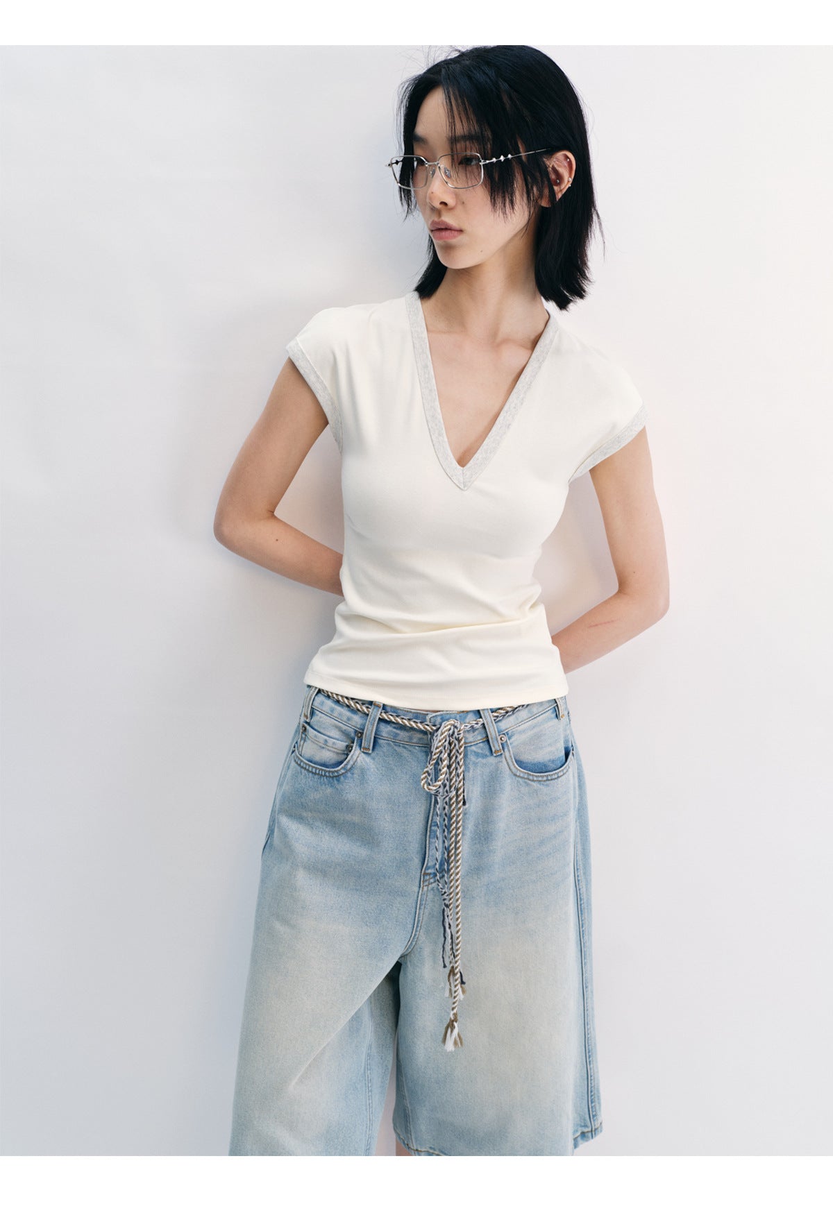 Contrast V-Neck Fit Tee