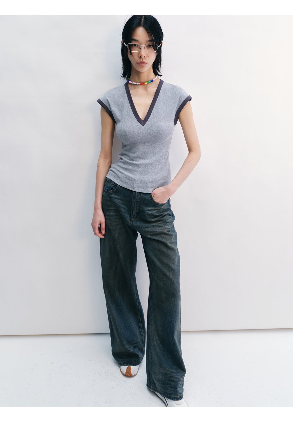 Contrast V-Neck Fit Tee