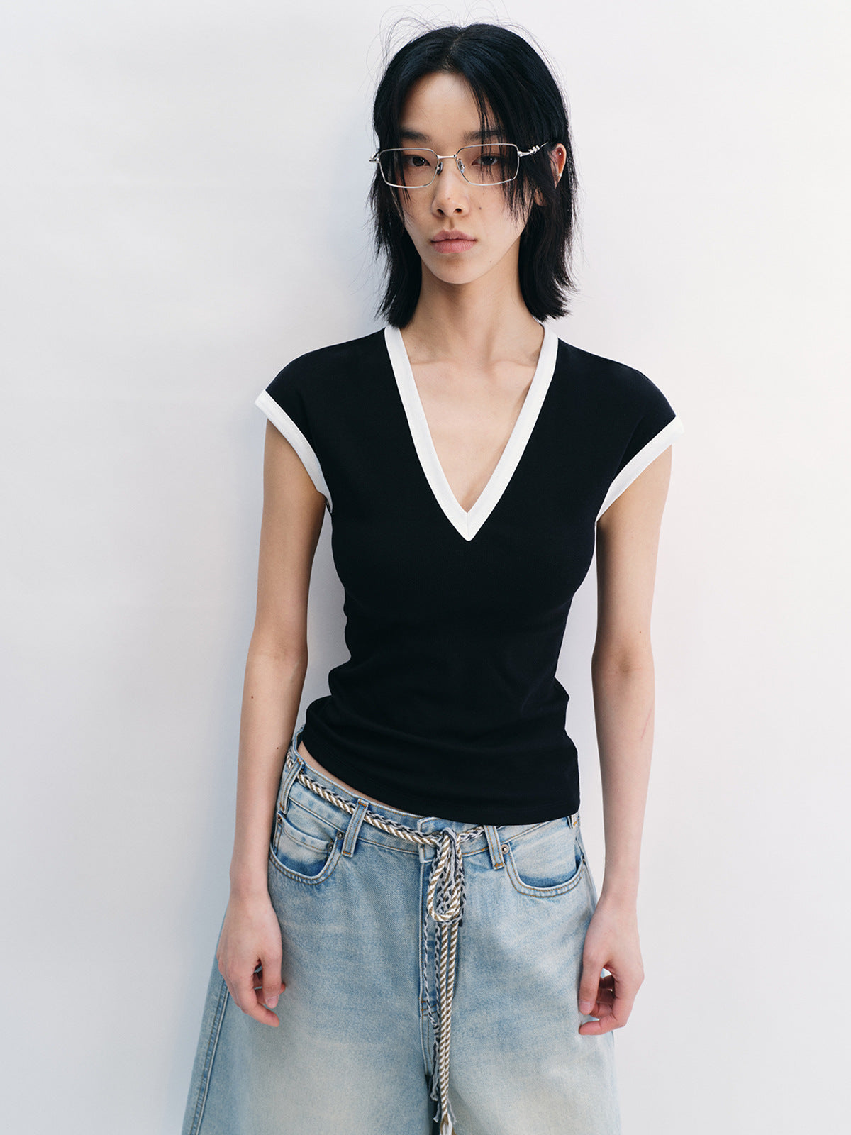 Contrast V-Neck Fit Tee