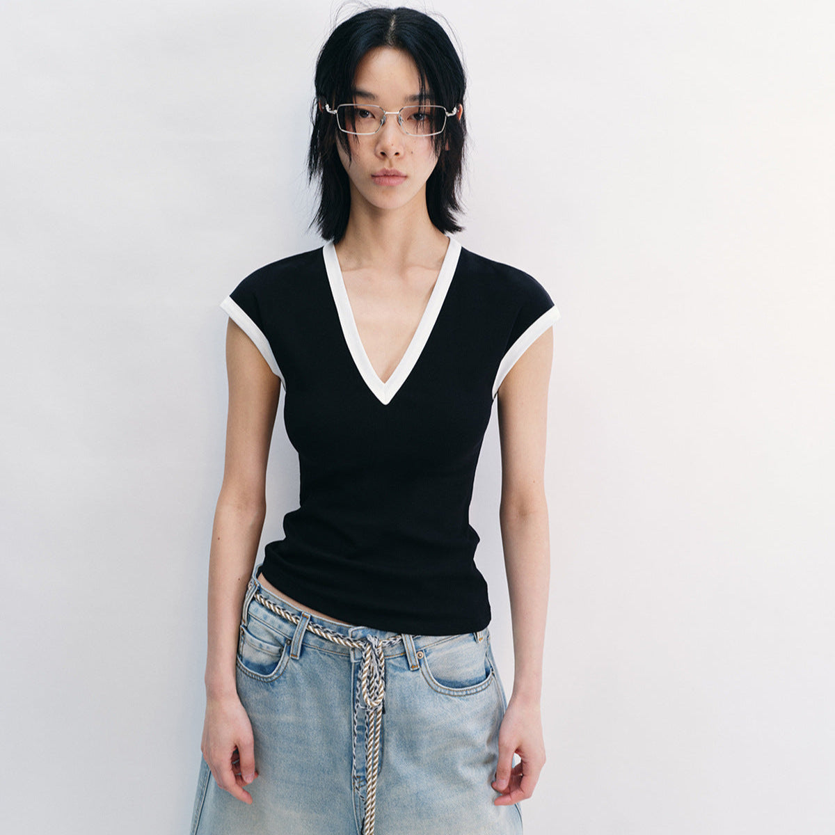 Contrast V-Neck Fit Tee