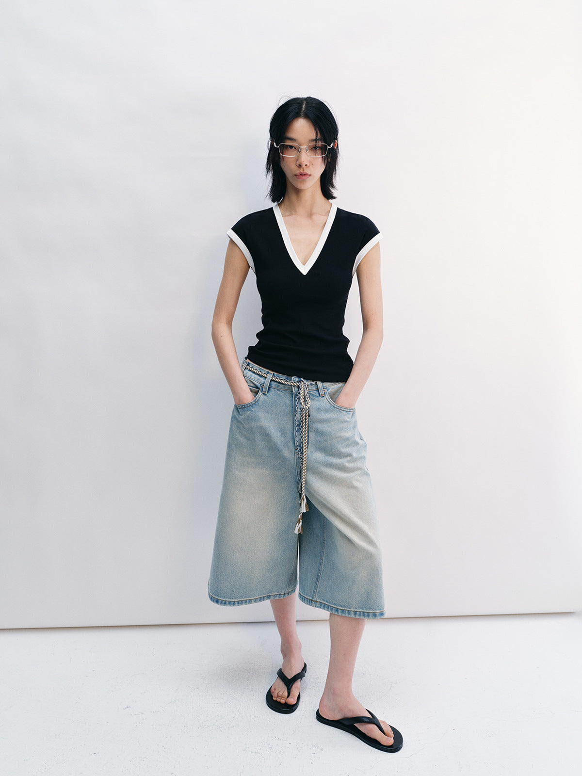 Contrast V-Neck Fit Tee