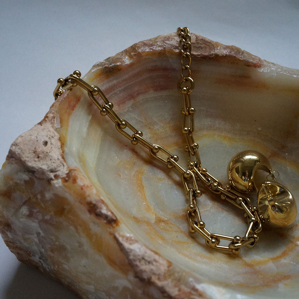 The uniform necklace