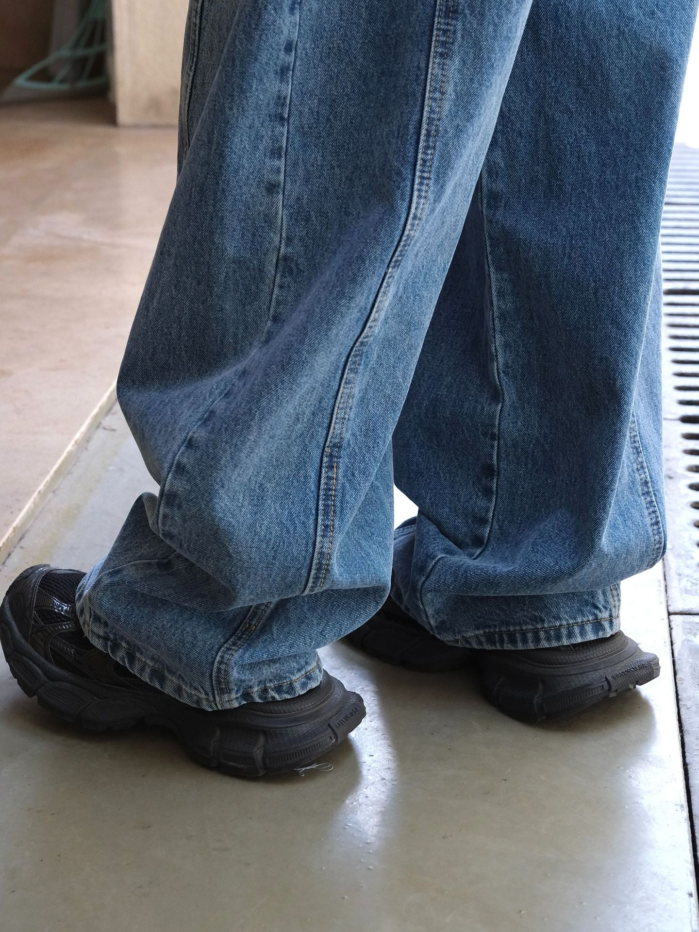 Wide line jean