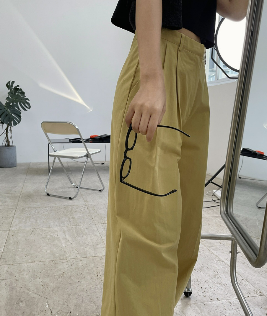 Wide tuck trouser